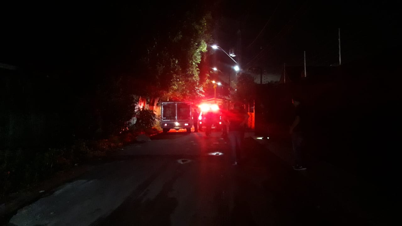 Corpo de homem enrolado em lençol é encontrado por moradores em Manaus