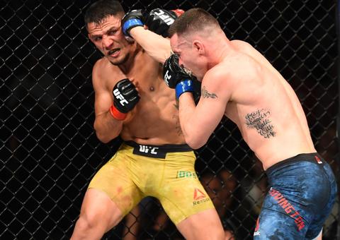 Depois de vencer Rafael dos Anjos, Covington revolta público ao chamar brasileiro de 'animal imundo'