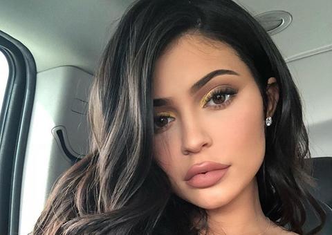  Kylie Jenner impressiona ao mostrar rosto sem maquiagem em foto rara 