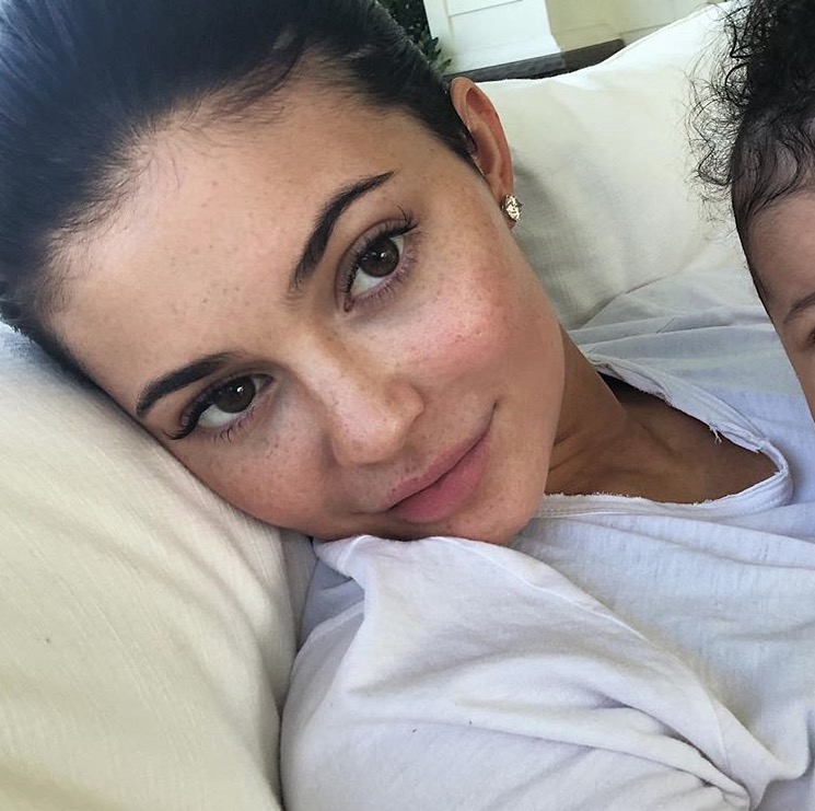  Kylie Jenner impressiona ao mostrar rosto sem maquiagem em foto rara 