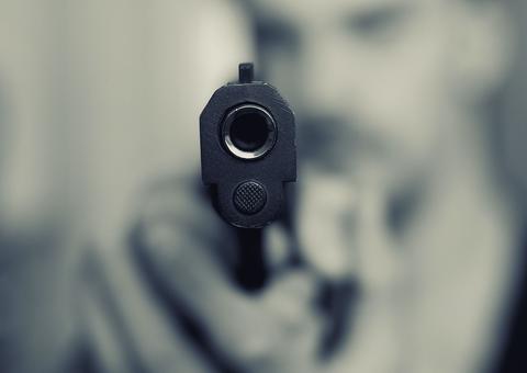 Na casa de amigos, policial civil mata esposa e atira contra própria cabeça