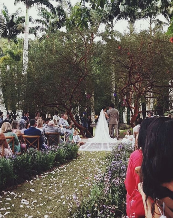 Isis Valverde se casa em cerimônia ultrarromântica no Rio