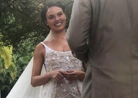 Vídeos mostram Ísis Valverde de noiva entrando em casamento 