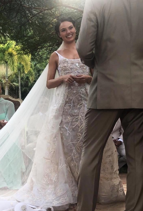 Vídeos mostram Ísis Valverde de noiva entrando em casamento 