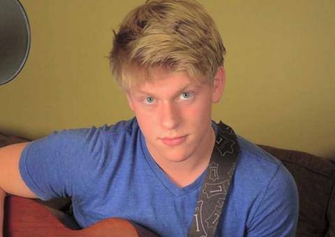   Morre aos 20 anos o ator e músico Jackson Odell, de 'Modern Family'  
