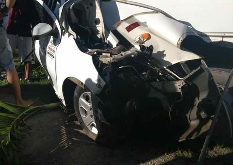 Colisão entre ônibus e carro deixa 3 mortos em estrada do Amazonas