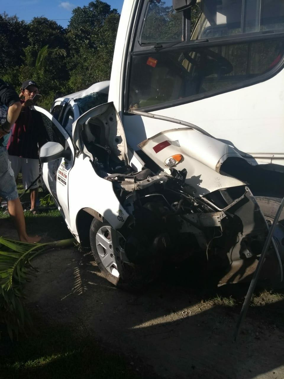Colisão entre ônibus e carro deixa 3 mortos em estrada do Amazonas