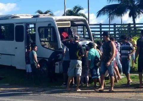 Confirmados 21 feridos em acidente entre táxi e microonibus em estrada no Amazonas