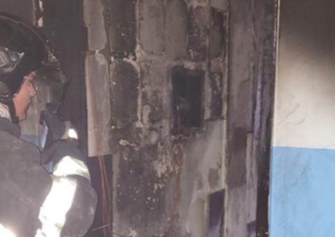 Com bebê no colo, homem pula de prédio em chamas para salvar filho