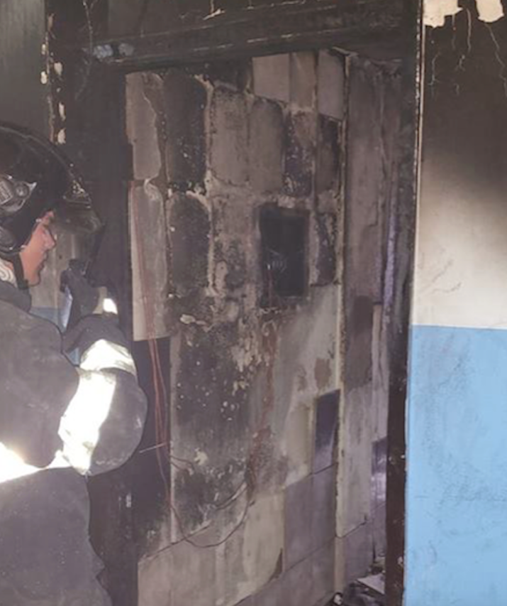 Com bebê no colo, homem pula de prédio em chamas para salvar filho