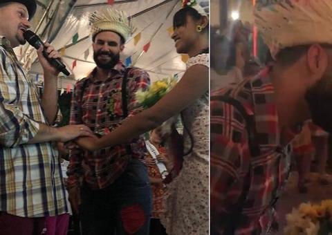 Vestidos de caipira, Gleici e Wagner se 'casam' em festa junina