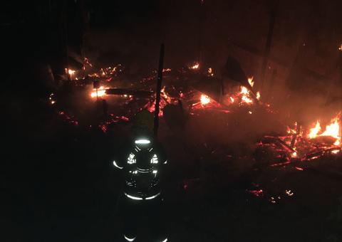 Incêndio em comunidade destrói casa e assusta moradores em Manaus