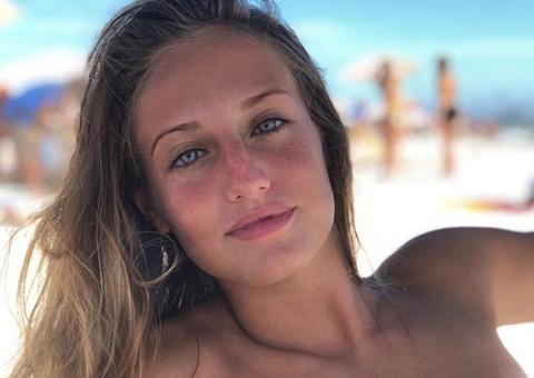 Bruna Griphao ostenta coxa torneada e barriga sarada em dia de sol