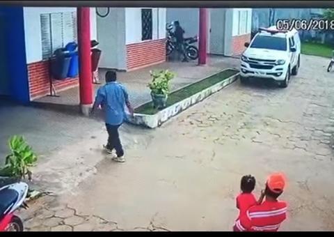 Homem que fugiu algemado de viatura é recapturado pela polícia 