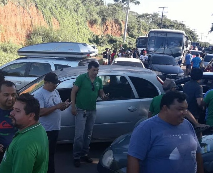 Após tragédia na AM-010, motoristas bloqueiam rodovia e cobram providências 