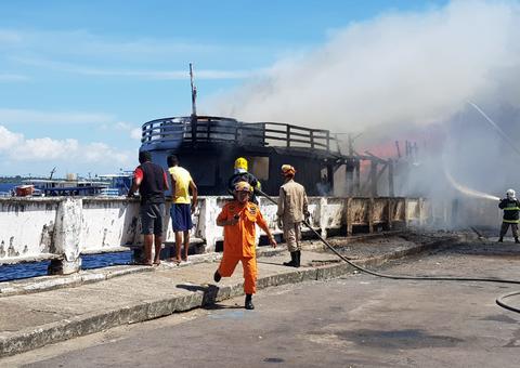 Embarcação pega fogo e fica totalmente destruída na Manaus Moderna