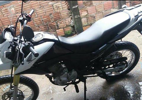 Bandidos usam nova tática para perseguir e roubar moto de mulher em Manaus