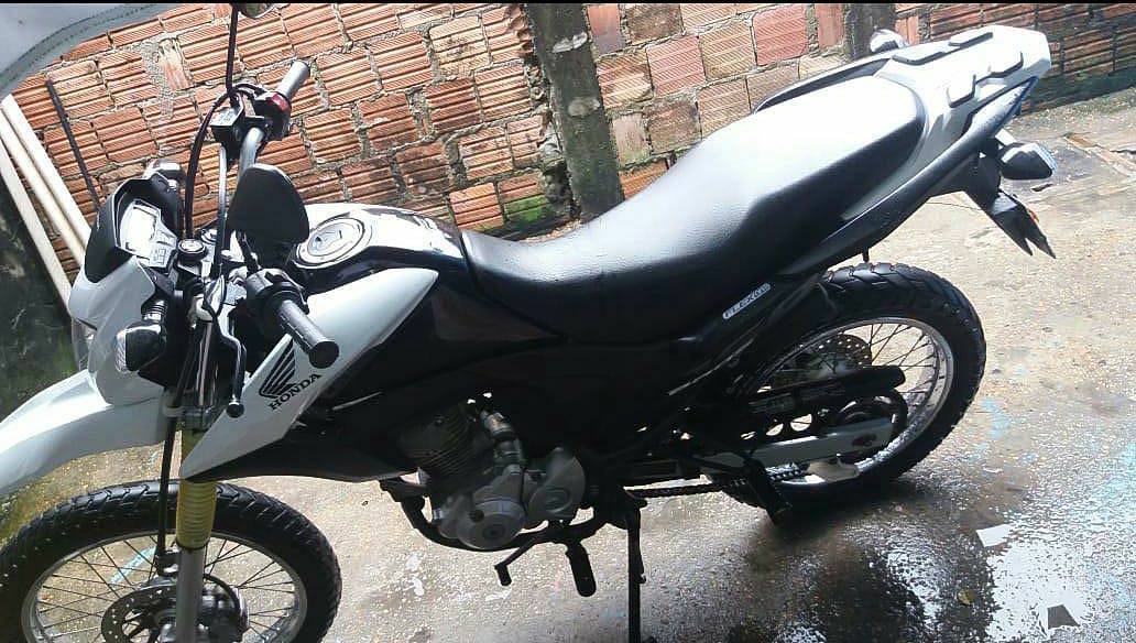 Bandidos usam nova tática para perseguir e roubar moto de mulher em Manaus