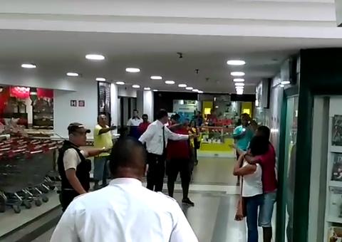 No shopping, mulher é feita refém por suspeito e deixa clientes em pânico