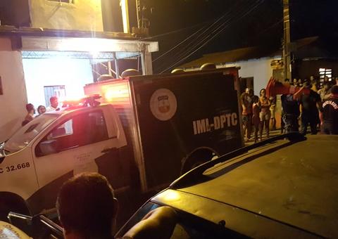 Dupla fica de 'tocaia' e executa homem a tiros no meio da rua em Manaus