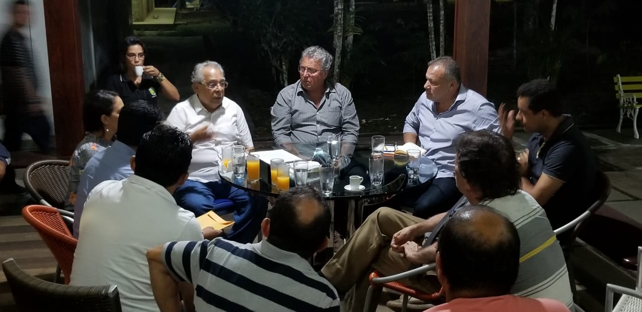 Após acidente fatal, Amazonino recebe comitiva e anuncia investimento para reformar AM-010