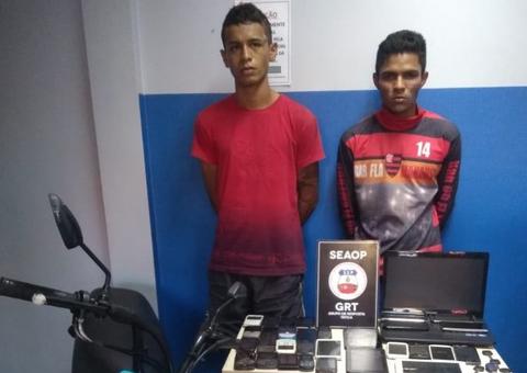 Dupla suspeita de fazer arrastões é presa com veículos e mais de 70 celulares em Manaus