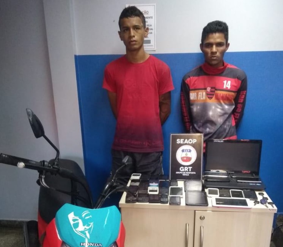 Dupla suspeita de fazer arrastões é presa com veículos e mais de 70 celulares em Manaus