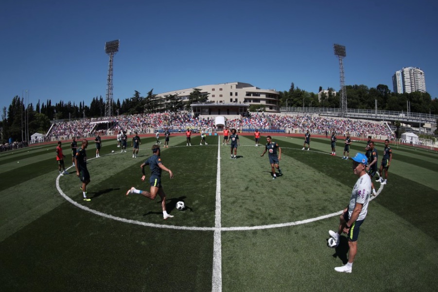 Treino do Brasil tem tentativa de invasão, fãs em viaduto e incidente com Neymar