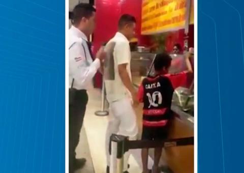 Vídeo mostra segurança de shopping tentando impedir que cliente compre almoço para criança