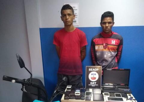 Dupla suspeita de fazer arrastões com arma alugada é presa em Manaus