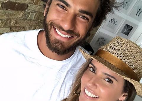 Encoxados, Débora Secco e Hugo Moura posam nus no Dia dos Namorados