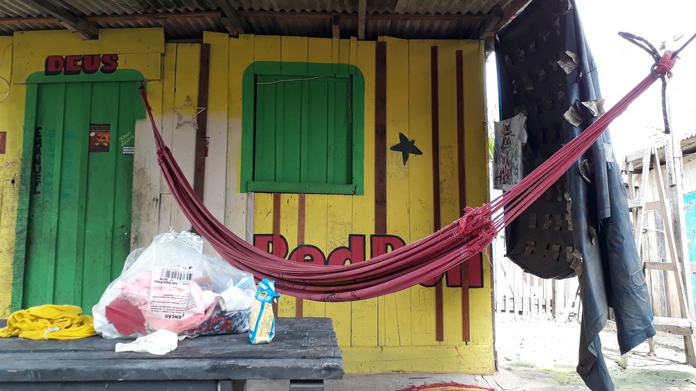 Bebê de 2 meses morre após dormir em rede com o pai bêbado