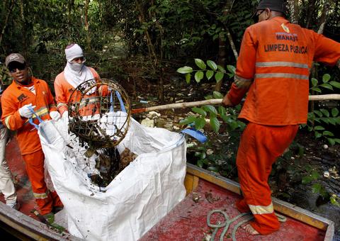 Prefeitura limpa rip-rap do bairro Nova Esperança