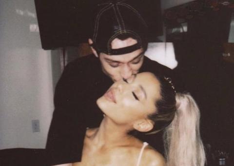 Ariana Grande fica noiva duas semanas após assumir namoro