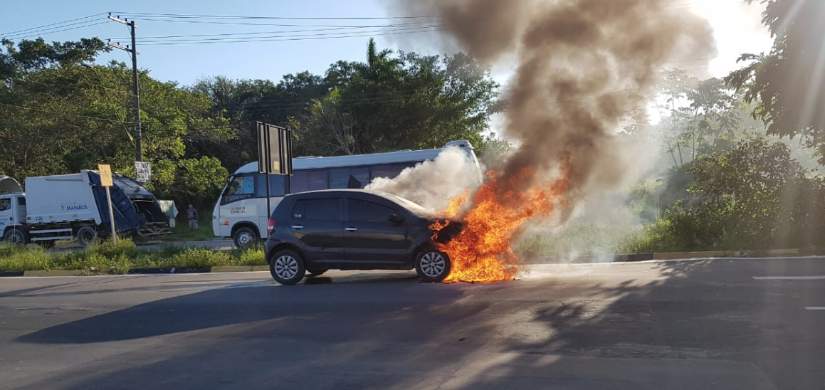 Carro é completamente destruído após pegar fogo em avenida de Manaus