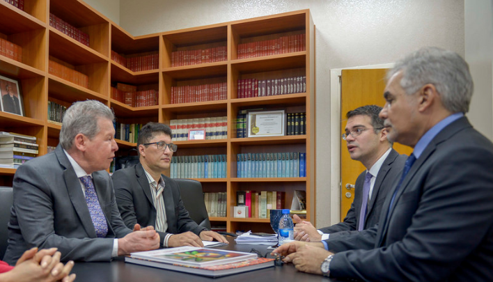 Prefeito pede ao TJ a criação de um núcleo para agilizar regularização fundiária em Manaus