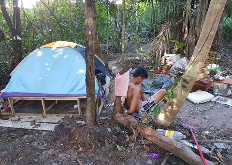 Homem é preso vigiando corpo apodrecendo atrás de escola em Manaus