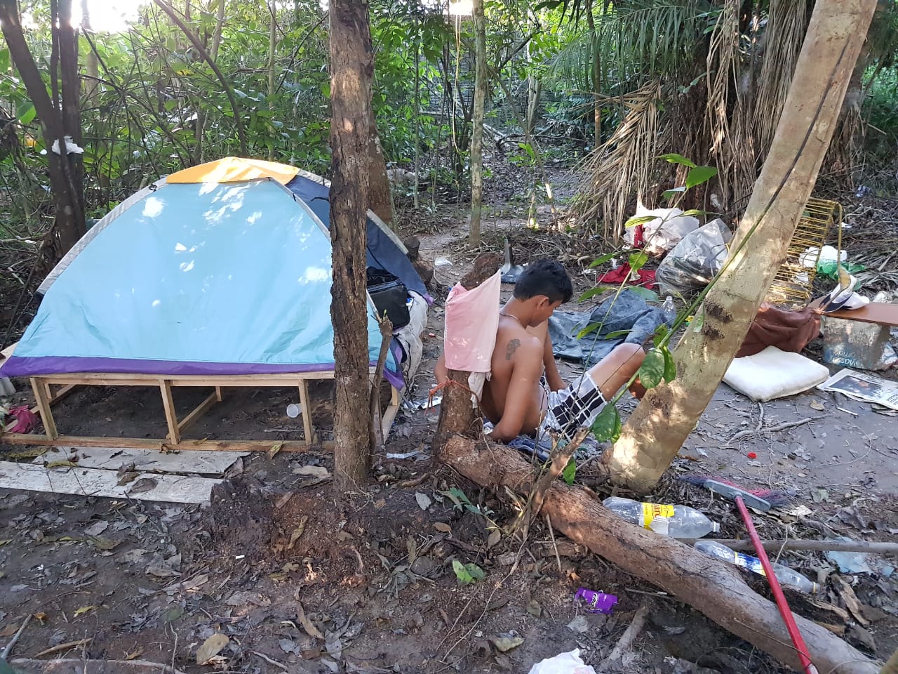 Homem é preso vigiando corpo apodrecendo atrás de escola em Manaus