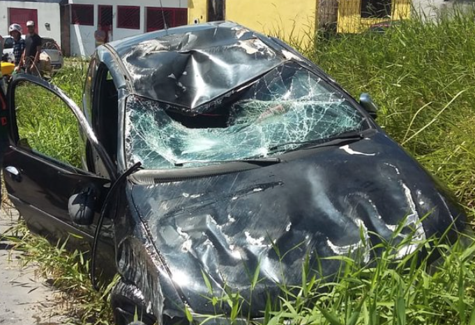 Carro capota e atinge pedestre na cabeça em avenida de Manaus
