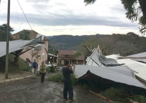 Tornado deixa dois mortos e causa prejuízos em 20 cidades brasileiras