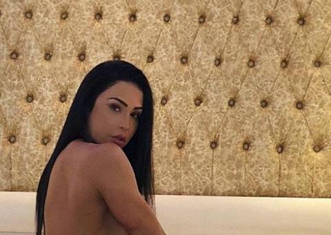 Montada em Belo, Gracyanne Barbosa tira o sutiã em foto: 'delícia'