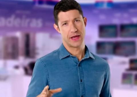 Garoto-propaganda mais famoso da TV brasileira assume namoro: 'meu gato'