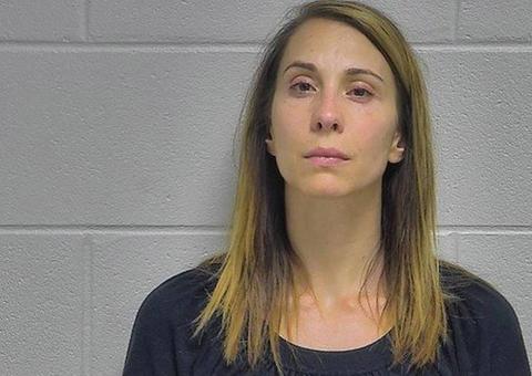 Professora casada é detida por liberar turma para fazer sexo com aluno