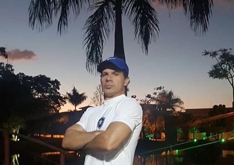 Túlio Maravilha participa de sessão de autógrafos em shopping de Manaus