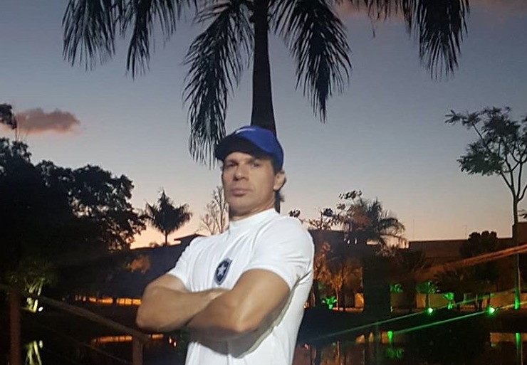 Túlio Maravilha participa de sessão de autógrafos em shopping de Manaus