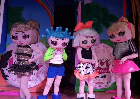 Bonecas LOL em tamanho real fazem show em Manaus