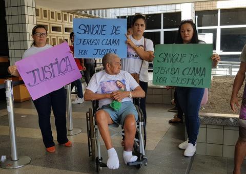 Familiares e amigos de empresária assassinada pedem justiça durante protesto em Manaus