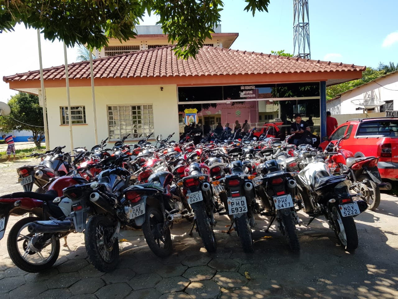 Duas pessoas são presas e 47 veículos roubados são apreendidos no Amazonas