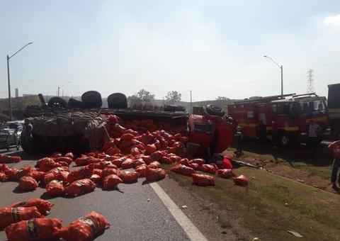 Acidente entre doze veículos deixa nove feridos e interdita rodovia em SP