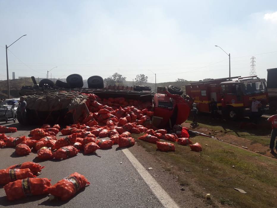 Acidente entre doze veículos deixa nove feridos e interdita rodovia em SP